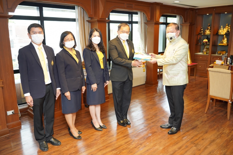 ประธานกรรมการตรวจเงินแผ่นดิน ให้การต้อนรับและรับมอบของที่ระลึกจากผู้แทนสำนักงานคณะกรรมการการเลือกตั้ง เนื่องในโอกาสครบรอบ 23 ปี 