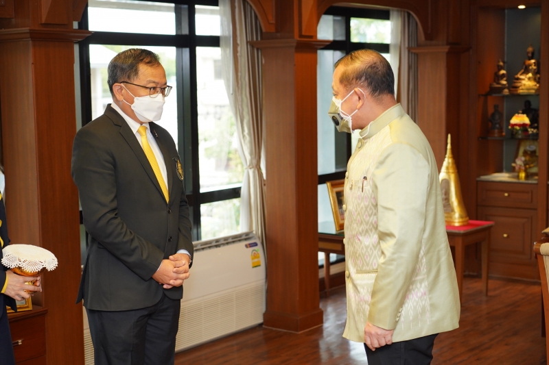 ประธานกรรมการตรวจเงินแผ่นดิน ให้การต้อนรับและรับมอบของที่ระลึกจากผู้แทนสำนักงานคณะกรรมการการเลือกตั้ง เนื่องในโอกาสครบรอบ 23 ปี 