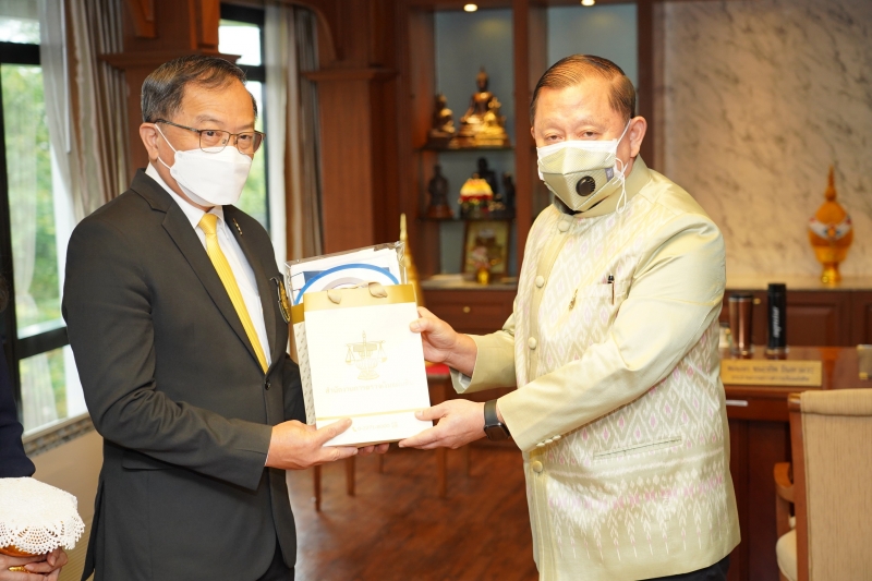 ประธานกรรมการตรวจเงินแผ่นดิน ให้การต้อนรับและรับมอบของที่ระลึกจากผู้แทนสำนักงานคณะกรรมการการเลือกตั้ง เนื่องในโอกาสครบรอบ 23 ปี 