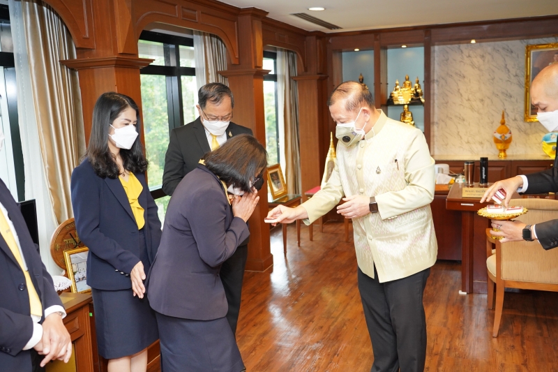 ประธานกรรมการตรวจเงินแผ่นดิน ให้การต้อนรับและรับมอบของที่ระลึกจากผู้แทนสำนักงานคณะกรรมการการเลือกตั้ง เนื่องในโอกาสครบรอบ 23 ปี 