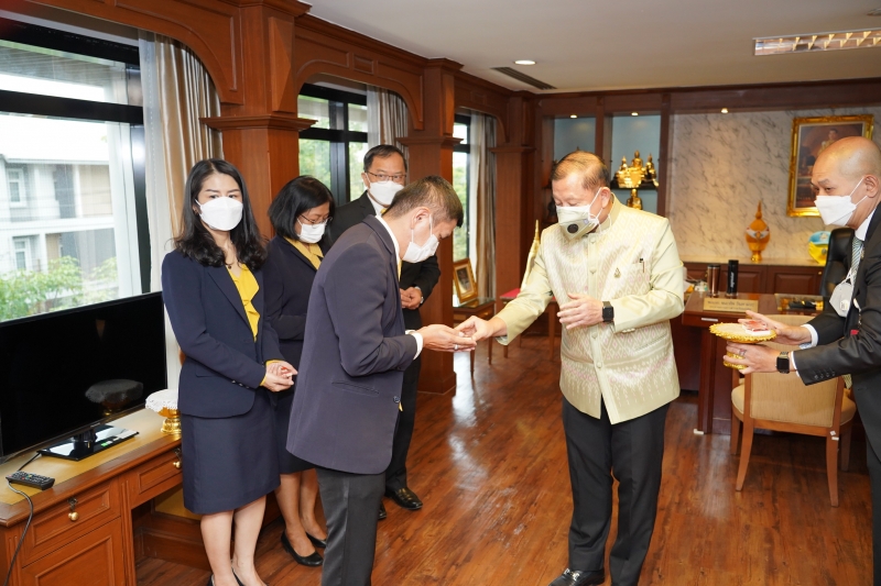 ประธานกรรมการตรวจเงินแผ่นดิน ให้การต้อนรับและรับมอบของที่ระลึกจากผู้แทนสำนักงานคณะกรรมการการเลือกตั้ง เนื่องในโอกาสครบรอบ 23 ปี 