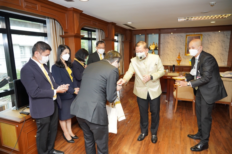 ประธานกรรมการตรวจเงินแผ่นดิน ให้การต้อนรับและรับมอบของที่ระลึกจากผู้แทนสำนักงานคณะกรรมการการเลือกตั้ง เนื่องในโอกาสครบรอบ 23 ปี 