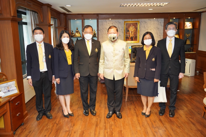 ประธานกรรมการตรวจเงินแผ่นดิน ให้การต้อนรับและรับมอบของที่ระลึกจากผู้แทนสำนักงานคณะกรรมการการเลือกตั้ง เนื่องในโอกาสครบรอบ 23 ปี 