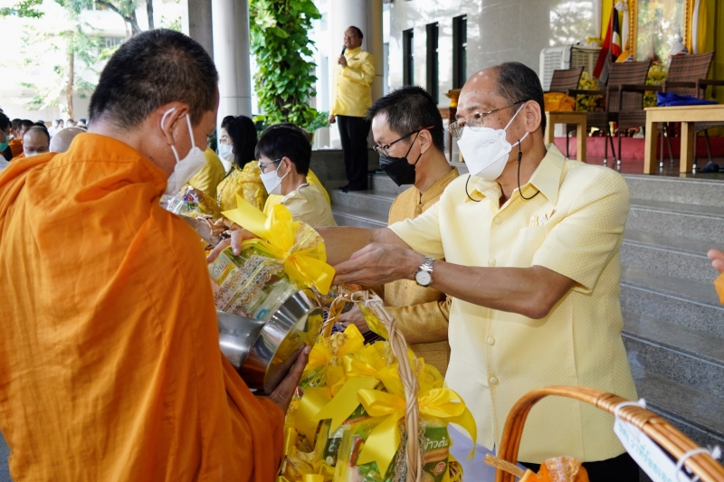 พิธีทำบุญตักบาตรข้าวสารอาหารแห้ง คณะสงฆ์จากวัดพระราม 9 กาญจนาภิเษก พระอารามหลวง