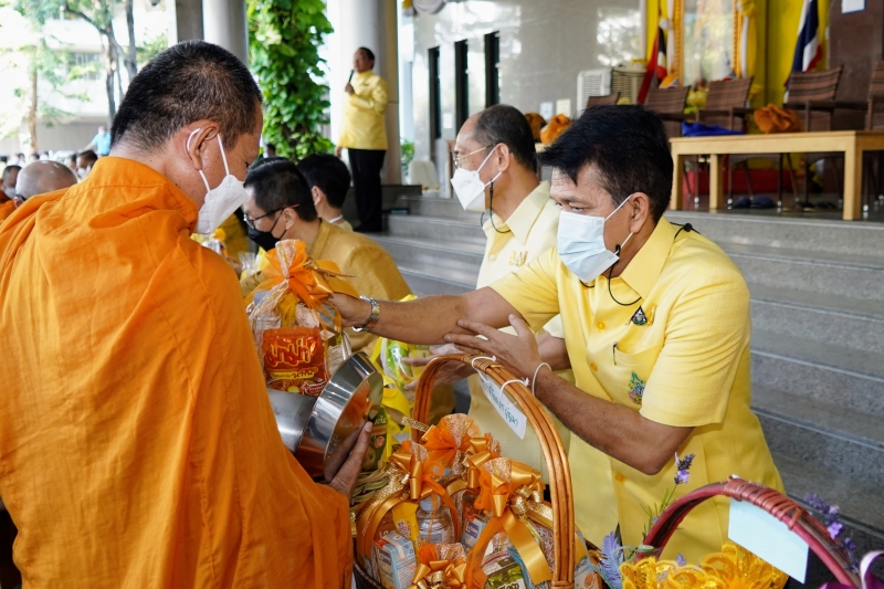 พิธีทำบุญตักบาตรข้าวสารอาหารแห้ง คณะสงฆ์จากวัดพระราม 9 กาญจนาภิเษก พระอารามหลวง