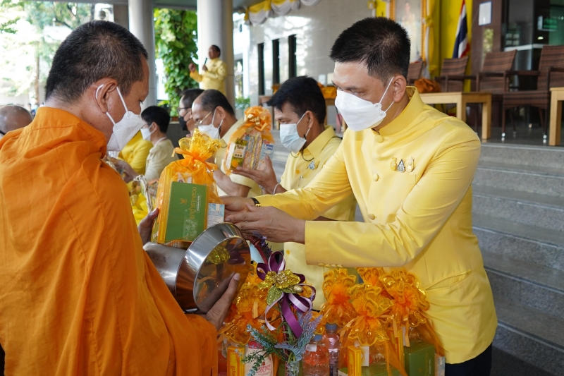 พิธีทำบุญตักบาตรข้าวสารอาหารแห้ง คณะสงฆ์จากวัดพระราม 9 กาญจนาภิเษก พระอารามหลวง