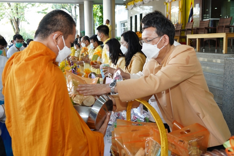 พิธีทำบุญตักบาตรข้าวสารอาหารแห้ง คณะสงฆ์จากวัดพระราม 9 กาญจนาภิเษก พระอารามหลวง
