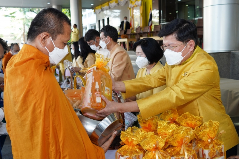 พิธีทำบุญตักบาตรข้าวสารอาหารแห้ง คณะสงฆ์จากวัดพระราม 9 กาญจนาภิเษก พระอารามหลวง