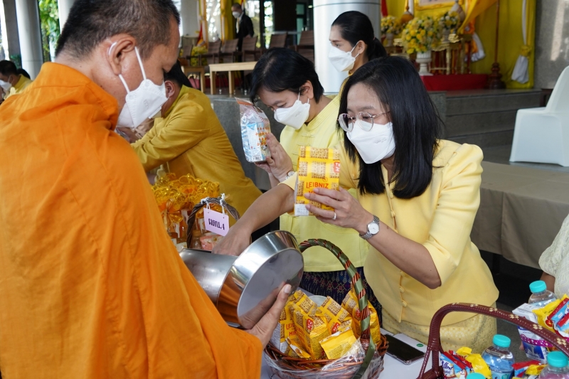 พิธีทำบุญตักบาตรข้าวสารอาหารแห้ง คณะสงฆ์จากวัดพระราม 9 กาญจนาภิเษก พระอารามหลวง
