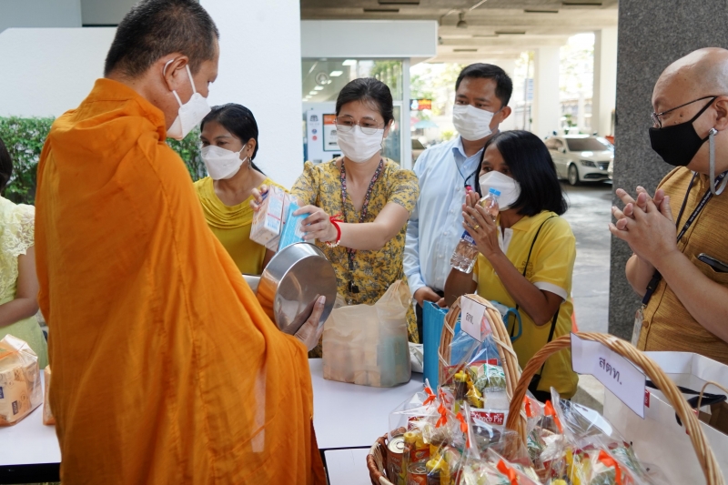 พิธีทำบุญตักบาตรข้าวสารอาหารแห้ง คณะสงฆ์จากวัดพระราม 9 กาญจนาภิเษก พระอารามหลวง