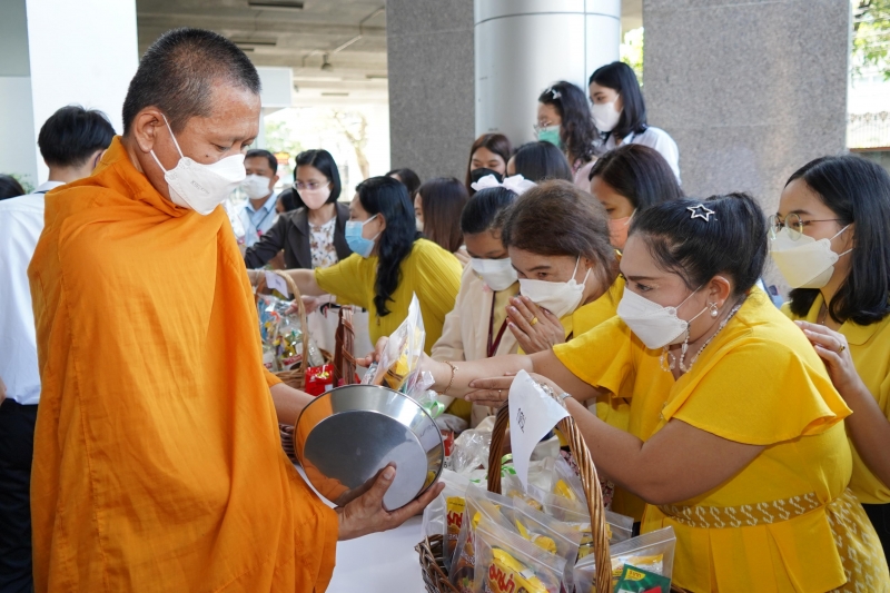 พิธีทำบุญตักบาตรข้าวสารอาหารแห้ง คณะสงฆ์จากวัดพระราม 9 กาญจนาภิเษก พระอารามหลวง