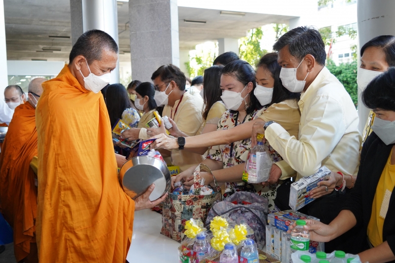 พิธีทำบุญตักบาตรข้าวสารอาหารแห้ง คณะสงฆ์จากวัดพระราม 9 กาญจนาภิเษก พระอารามหลวง