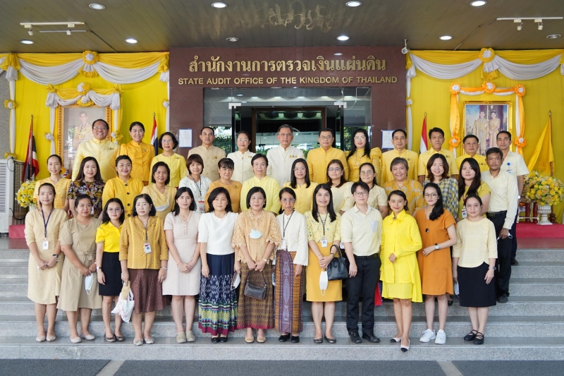พิธีทำบุญตักบาตรข้าวสารอาหารแห้ง คณะสงฆ์จากวัดพระราม 9 กาญจนาภิเษก พระอารามหลวง