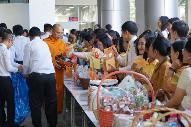 พิธีทำบุญตักบาตรข้าวสารอาหารแห้ง คณะสงฆ์จำนวน 9 รูป จากวัดพระราม 9 กาญจนาภิเษก พระอารามหลวง