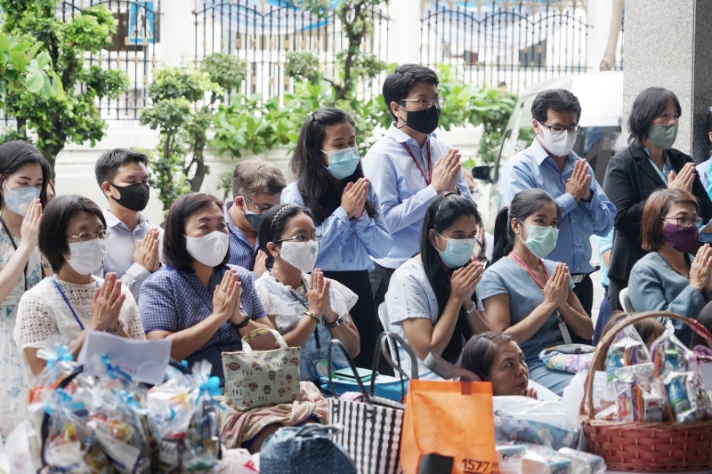 พิธีทำบุญตักบาตรข้าวสารอาหารแห้ง คณะสงฆ์จำนวน 9 รูป จากวัดเทพธิดารามวรวิหาร พระอารามหลวง เพื่อน้อมถวายเป็นพระราชกุศลและถวายพระพร