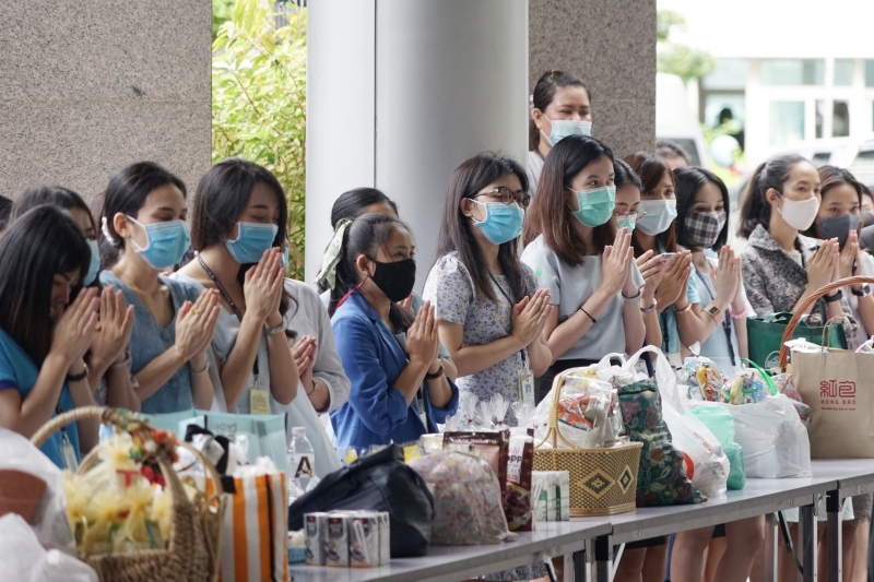 พิธีทำบุญตักบาตรข้าวสารอาหารแห้ง คณะสงฆ์จำนวน 9 รูป จากวัดเทพธิดารามวรวิหาร พระอารามหลวง เพื่อน้อมถวายเป็นพระราชกุศลและถวายพระพร