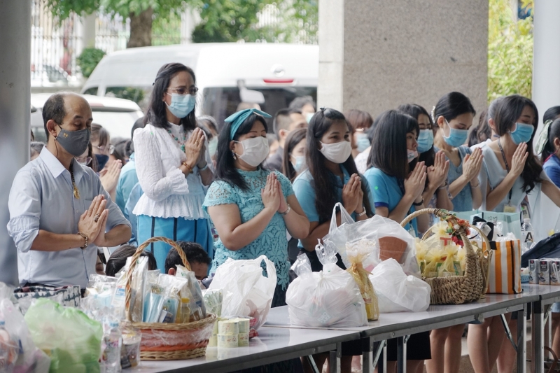 พิธีทำบุญตักบาตรข้าวสารอาหารแห้ง คณะสงฆ์จำนวน 9 รูป จากวัดเทพธิดารามวรวิหาร พระอารามหลวง เพื่อน้อมถวายเป็นพระราชกุศลและถวายพระพร