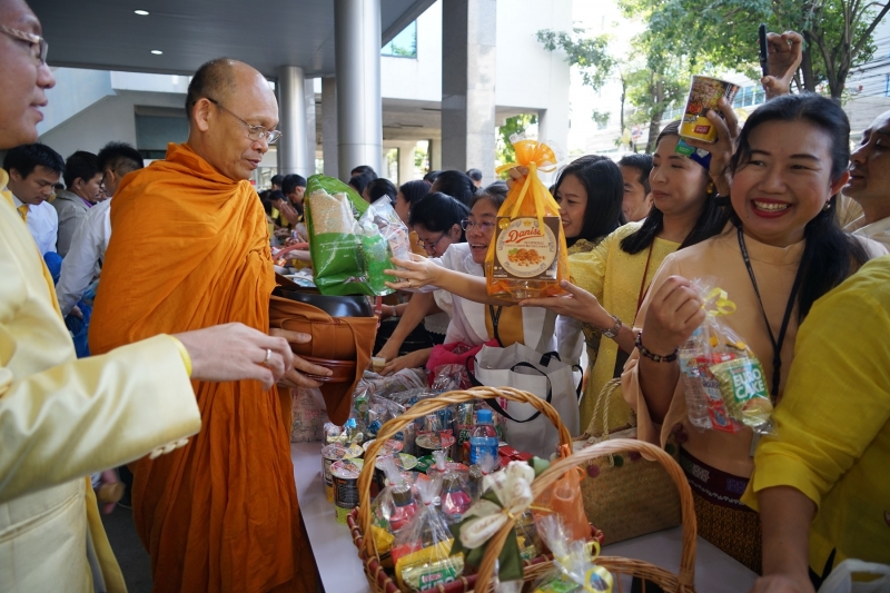 พิธีทำบุญตักบาตรข้าวสารอาหารแห้ง คณะสงฆ์จำนวน 9 รูป จากวัดพระราม 9 กาญจนาภิเษก พระอารามหลวง