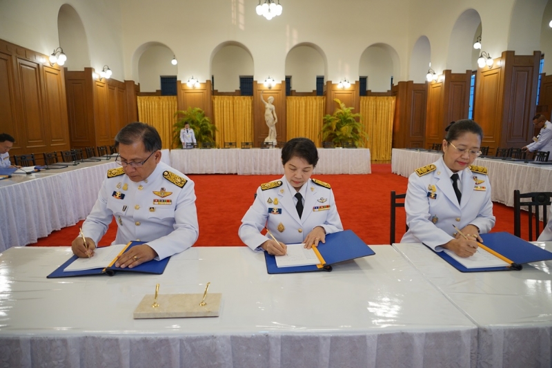 ลงนามถวายพระพรพระบาทสมเด็จพระเจ้าอยู่หัว และสมเด็จพระนางเจ้าฯ พระบรมราชินี เนื่องในโอกาสวันขึ้นปีใหม่ พุทธศักราช 2563