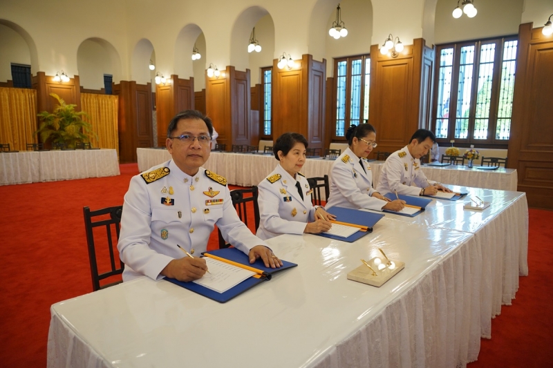 ลงนามถวายพระพรพระบาทสมเด็จพระเจ้าอยู่หัว และสมเด็จพระนางเจ้าฯ พระบรมราชินี เนื่องในโอกาสวันขึ้นปีใหม่ พุทธศักราช 2563