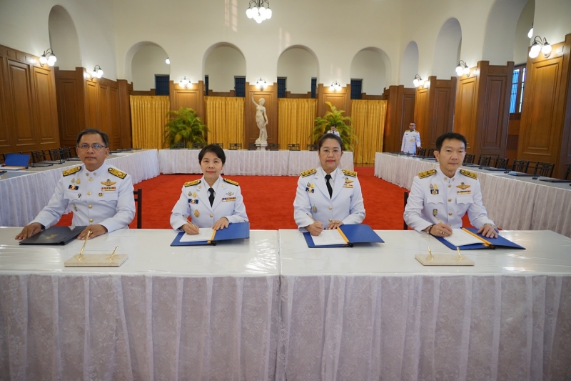 ลงนามถวายพระพรพระบาทสมเด็จพระเจ้าอยู่หัว และสมเด็จพระนางเจ้าฯ พระบรมราชินี เนื่องในโอกาสวันขึ้นปีใหม่ พุทธศักราช 2563