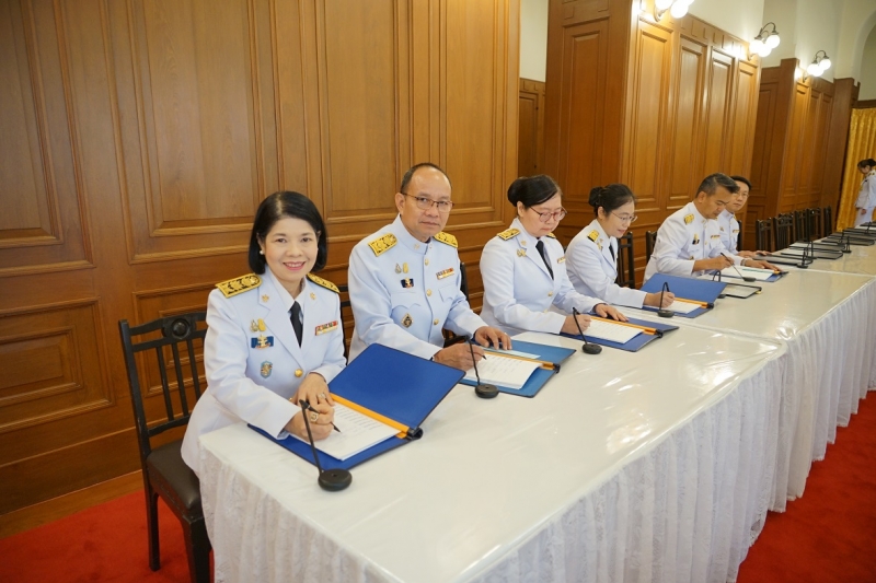 ลงนามถวายพระพรพระบาทสมเด็จพระเจ้าอยู่หัว และสมเด็จพระนางเจ้าฯ พระบรมราชินี เนื่องในโอกาสวันขึ้นปีใหม่ พุทธศักราช 2563