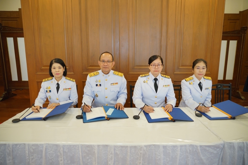 ลงนามถวายพระพรพระบาทสมเด็จพระเจ้าอยู่หัว และสมเด็จพระนางเจ้าฯ พระบรมราชินี เนื่องในโอกาสวันขึ้นปีใหม่ พุทธศักราช 2563