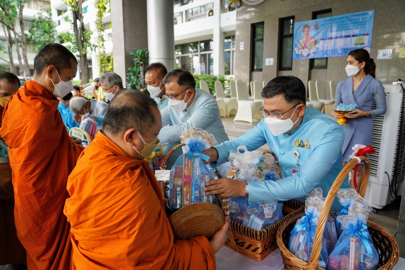 พิธีทำบุญตักบาตรข้าวสารอาหารแห้ง คณะสงฆ์จากวัดบรมนิวาสราชวรวิหาร เนื่องในโอกาสมหามงคลเฉลิมพระชนมพรรษา 90 พรรษา 12 สิงหาคม 2565 ณ