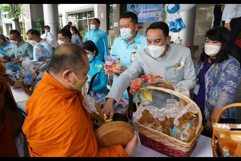 พิธีทำบุญตักบาตรข้าวสารอาหารแห้ง คณะสงฆ์จากวัดบรมนิวาสราชวรวิหาร เนื่องในโอกาสมหามงคลเฉลิมพระชนมพรรษา 90 พรรษา 12 สิงหาคม 2565 ณ