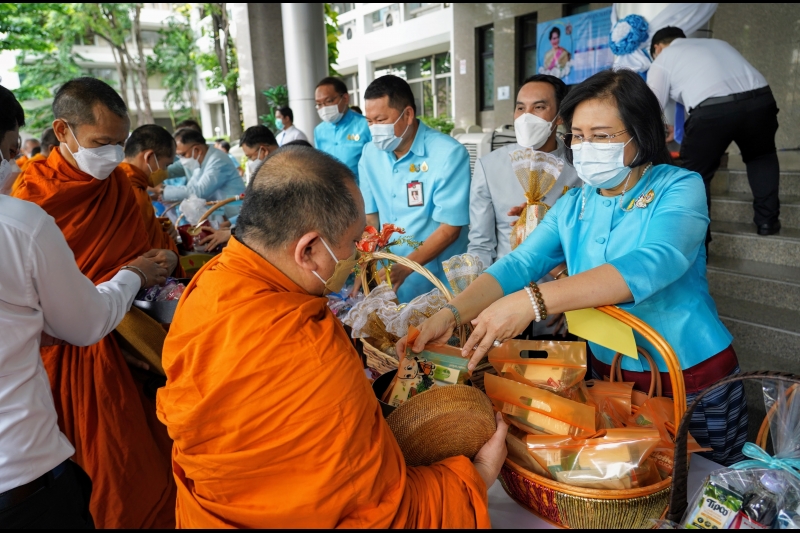 พิธีทำบุญตักบาตรข้าวสารอาหารแห้ง คณะสงฆ์จากวัดบรมนิวาสราชวรวิหาร เนื่องในโอกาสมหามงคลเฉลิมพระชนมพรรษา 90 พรรษา 12 สิงหาคม 2565 ณ