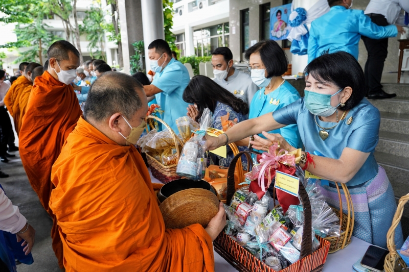 พิธีทำบุญตักบาตรข้าวสารอาหารแห้ง คณะสงฆ์จากวัดบรมนิวาสราชวรวิหาร เนื่องในโอกาสมหามงคลเฉลิมพระชนมพรรษา 90 พรรษา 12 สิงหาคม 2565 ณ