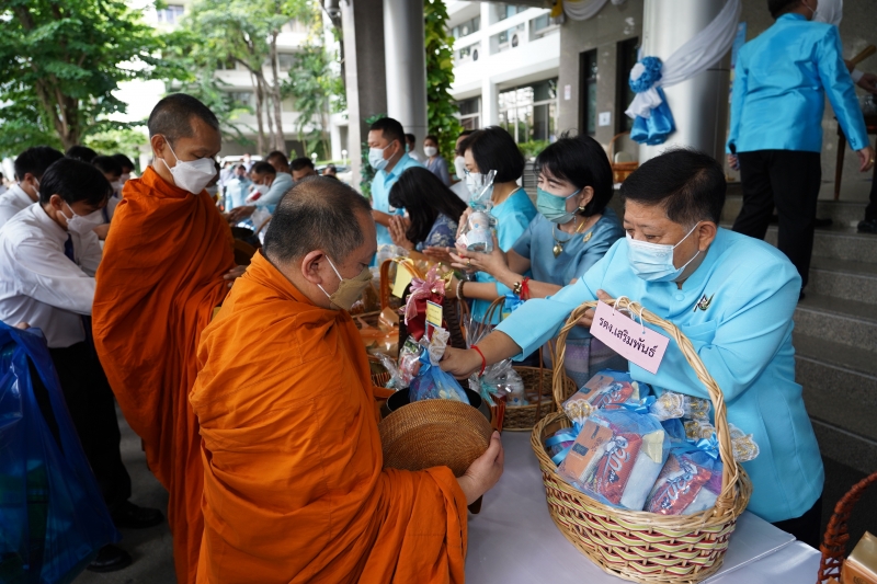 พิธีทำบุญตักบาตรข้าวสารอาหารแห้ง คณะสงฆ์จากวัดบรมนิวาสราชวรวิหาร เนื่องในโอกาสมหามงคลเฉลิมพระชนมพรรษา 90 พรรษา 12 สิงหาคม 2565 ณ