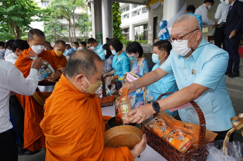 พิธีทำบุญตักบาตรข้าวสารอาหารแห้ง คณะสงฆ์จากวัดบรมนิวาสราชวรวิหาร เนื่องในโอกาสมหามงคลเฉลิมพระชนมพรรษา 90 พรรษา 12 สิงหาคม 2565 ณ