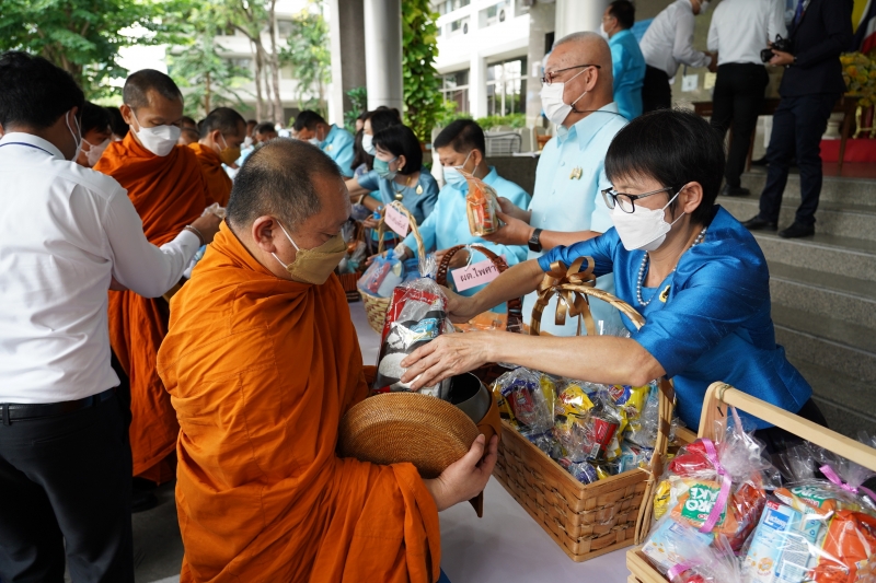 พิธีทำบุญตักบาตรข้าวสารอาหารแห้ง คณะสงฆ์จากวัดบรมนิวาสราชวรวิหาร เนื่องในโอกาสมหามงคลเฉลิมพระชนมพรรษา 90 พรรษา 12 สิงหาคม 2565 ณ