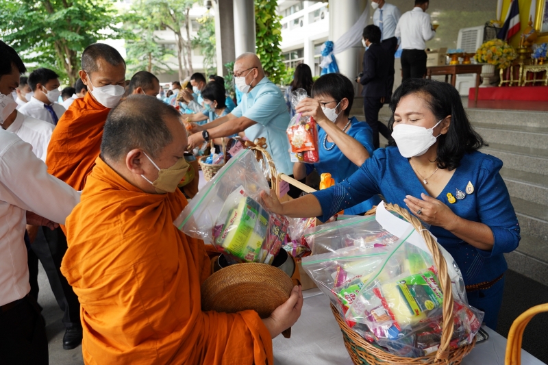 พิธีทำบุญตักบาตรข้าวสารอาหารแห้ง คณะสงฆ์จากวัดบรมนิวาสราชวรวิหาร เนื่องในโอกาสมหามงคลเฉลิมพระชนมพรรษา 90 พรรษา 12 สิงหาคม 2565 ณ