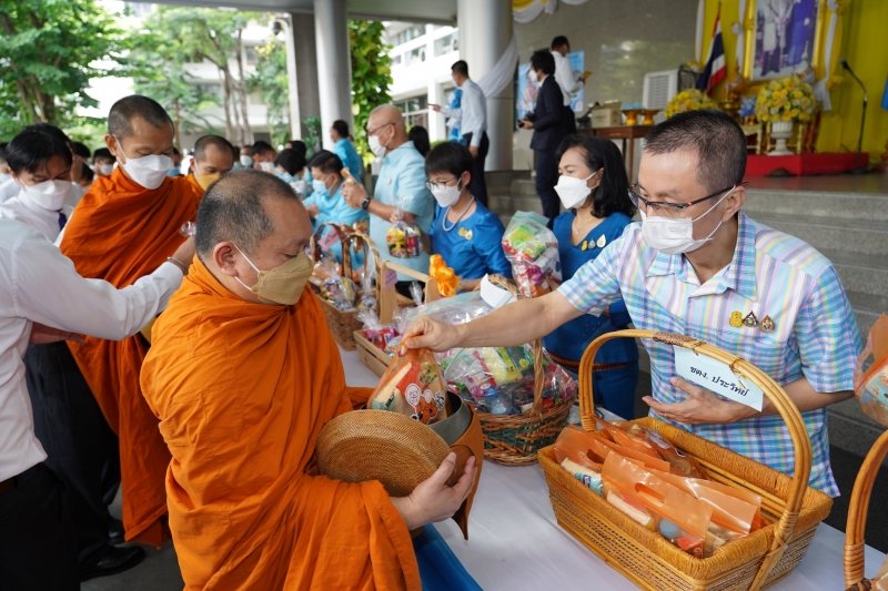 พิธีทำบุญตักบาตรข้าวสารอาหารแห้ง คณะสงฆ์จากวัดบรมนิวาสราชวรวิหาร เนื่องในโอกาสมหามงคลเฉลิมพระชนมพรรษา 90 พรรษา 12 สิงหาคม 2565 ณ