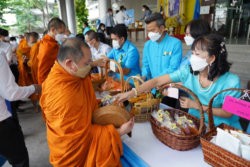 พิธีทำบุญตักบาตรข้าวสารอาหารแห้ง คณะสงฆ์จากวัดบรมนิวาสราชวรวิหาร เนื่องในโอกาสมหามงคลเฉลิมพระชนมพรรษา 90 พรรษา 12 สิงหาคม 2565 ณ