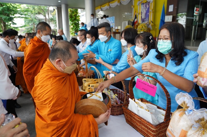 พิธีทำบุญตักบาตรข้าวสารอาหารแห้ง คณะสงฆ์จากวัดบรมนิวาสราชวรวิหาร เนื่องในโอกาสมหามงคลเฉลิมพระชนมพรรษา 90 พรรษา 12 สิงหาคม 2565 ณ