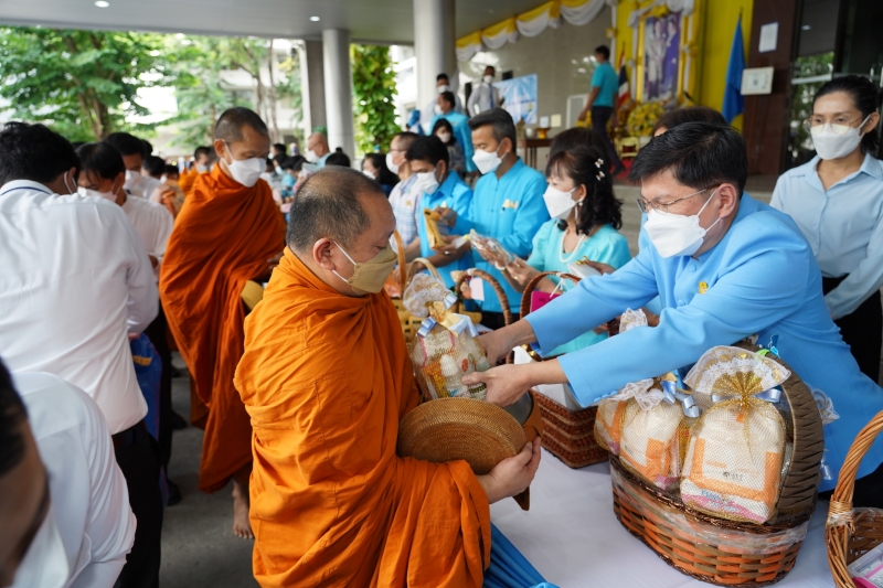 พิธีทำบุญตักบาตรข้าวสารอาหารแห้ง คณะสงฆ์จากวัดบรมนิวาสราชวรวิหาร เนื่องในโอกาสมหามงคลเฉลิมพระชนมพรรษา 90 พรรษา 12 สิงหาคม 2565 ณ