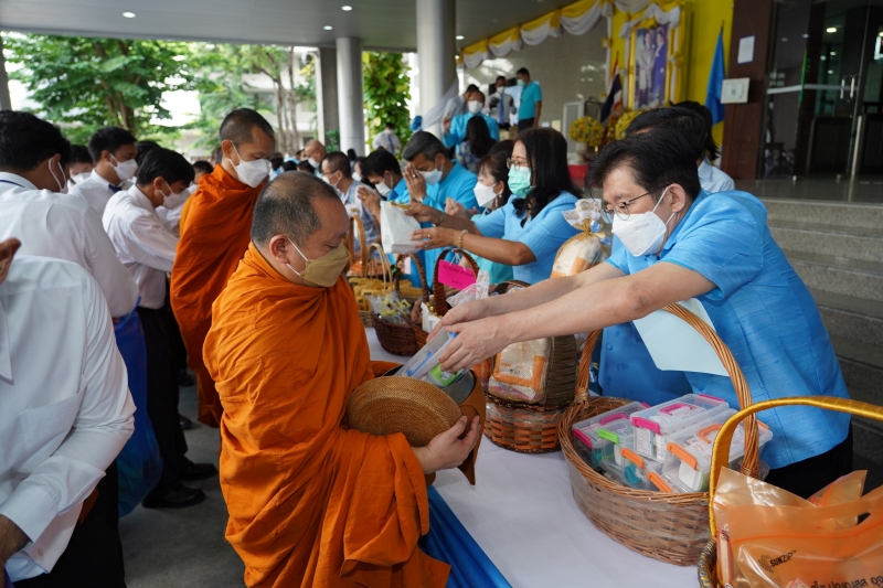 พิธีทำบุญตักบาตรข้าวสารอาหารแห้ง คณะสงฆ์จากวัดบรมนิวาสราชวรวิหาร เนื่องในโอกาสมหามงคลเฉลิมพระชนมพรรษา 90 พรรษา 12 สิงหาคม 2565 ณ