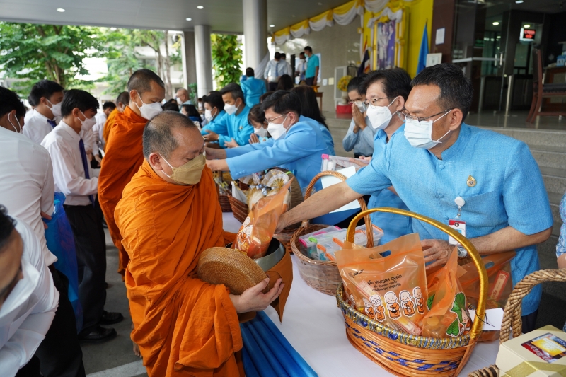 พิธีทำบุญตักบาตรข้าวสารอาหารแห้ง คณะสงฆ์จากวัดบรมนิวาสราชวรวิหาร เนื่องในโอกาสมหามงคลเฉลิมพระชนมพรรษา 90 พรรษา 12 สิงหาคม 2565 ณ
