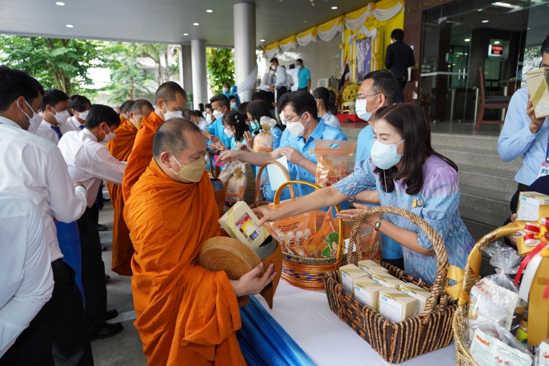 พิธีทำบุญตักบาตรข้าวสารอาหารแห้ง คณะสงฆ์จากวัดบรมนิวาสราชวรวิหาร เนื่องในโอกาสมหามงคลเฉลิมพระชนมพรรษา 90 พรรษา 12 สิงหาคม 2565 ณ