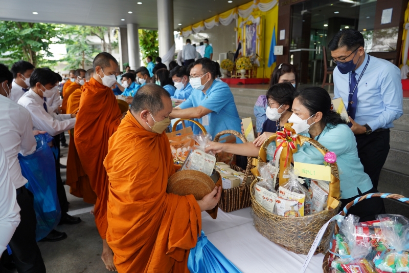 พิธีทำบุญตักบาตรข้าวสารอาหารแห้ง คณะสงฆ์จากวัดบรมนิวาสราชวรวิหาร เนื่องในโอกาสมหามงคลเฉลิมพระชนมพรรษา 90 พรรษา 12 สิงหาคม 2565 ณ