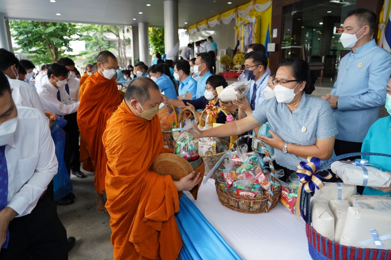 พิธีทำบุญตักบาตรข้าวสารอาหารแห้ง คณะสงฆ์จากวัดบรมนิวาสราชวรวิหาร เนื่องในโอกาสมหามงคลเฉลิมพระชนมพรรษา 90 พรรษา 12 สิงหาคม 2565 ณ