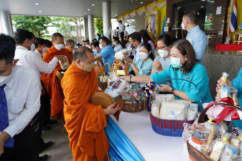 พิธีทำบุญตักบาตรข้าวสารอาหารแห้ง คณะสงฆ์จากวัดบรมนิวาสราชวรวิหาร เนื่องในโอกาสมหามงคลเฉลิมพระชนมพรรษา 90 พรรษา 12 สิงหาคม 2565 ณ