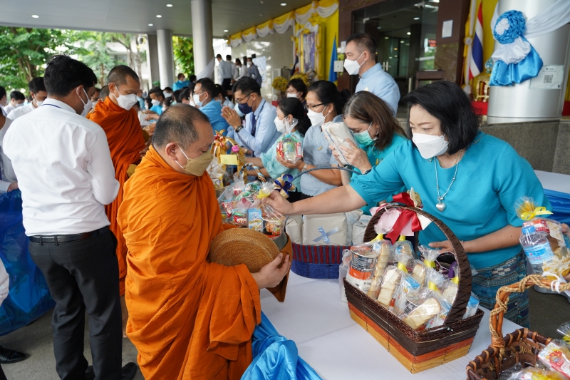 พิธีทำบุญตักบาตรข้าวสารอาหารแห้ง คณะสงฆ์จากวัดบรมนิวาสราชวรวิหาร เนื่องในโอกาสมหามงคลเฉลิมพระชนมพรรษา 90 พรรษา 12 สิงหาคม 2565 ณ