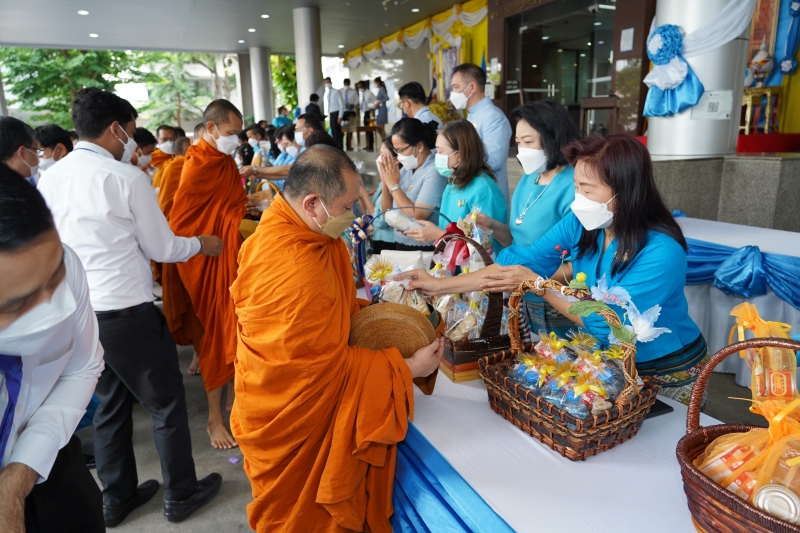 พิธีทำบุญตักบาตรข้าวสารอาหารแห้ง คณะสงฆ์จากวัดบรมนิวาสราชวรวิหาร เนื่องในโอกาสมหามงคลเฉลิมพระชนมพรรษา 90 พรรษา 12 สิงหาคม 2565 ณ