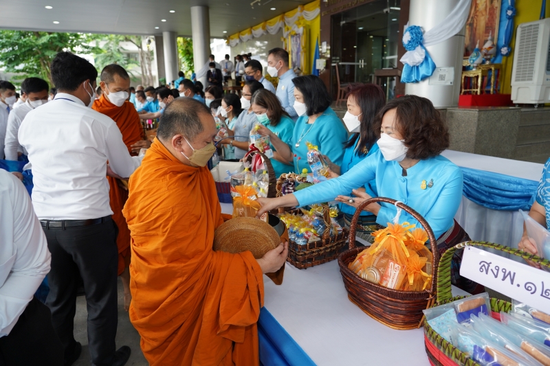 พิธีทำบุญตักบาตรข้าวสารอาหารแห้ง คณะสงฆ์จากวัดบรมนิวาสราชวรวิหาร เนื่องในโอกาสมหามงคลเฉลิมพระชนมพรรษา 90 พรรษา 12 สิงหาคม 2565 ณ