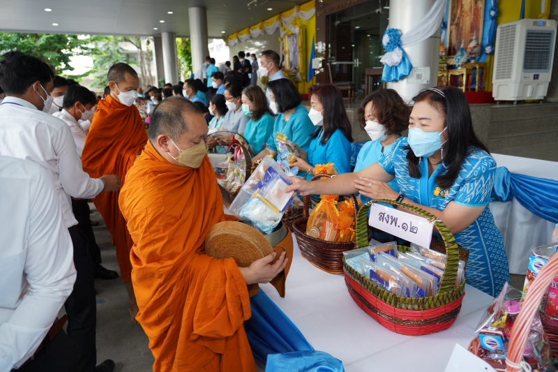 พิธีทำบุญตักบาตรข้าวสารอาหารแห้ง คณะสงฆ์จากวัดบรมนิวาสราชวรวิหาร เนื่องในโอกาสมหามงคลเฉลิมพระชนมพรรษา 90 พรรษา 12 สิงหาคม 2565 ณ