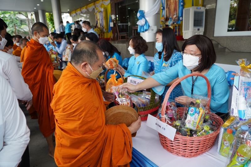 พิธีทำบุญตักบาตรข้าวสารอาหารแห้ง คณะสงฆ์จากวัดบรมนิวาสราชวรวิหาร เนื่องในโอกาสมหามงคลเฉลิมพระชนมพรรษา 90 พรรษา 12 สิงหาคม 2565 ณ